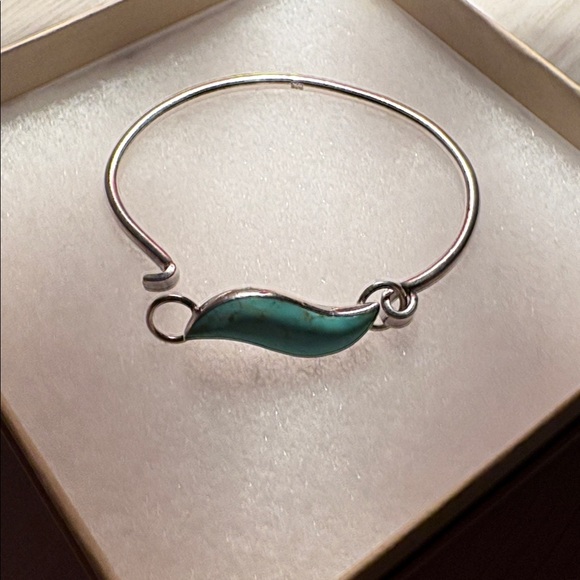 Vintage Native Sterling Silver/ Turquoise Hinged clasp bracelet marked 925 - Picture 6 of 9